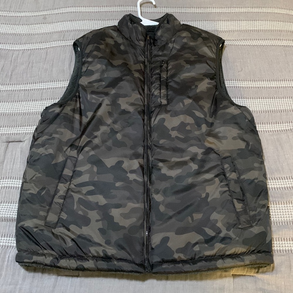 Men’s puffer jacket cutoff size Large camo